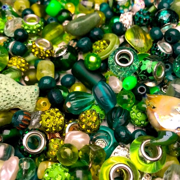 Large GREEN BEADS CHARMS DIY JEWELRY MAKING CRAFTING SUPPLIES BUNDLE MIXED LOT - Picture 11 of 11